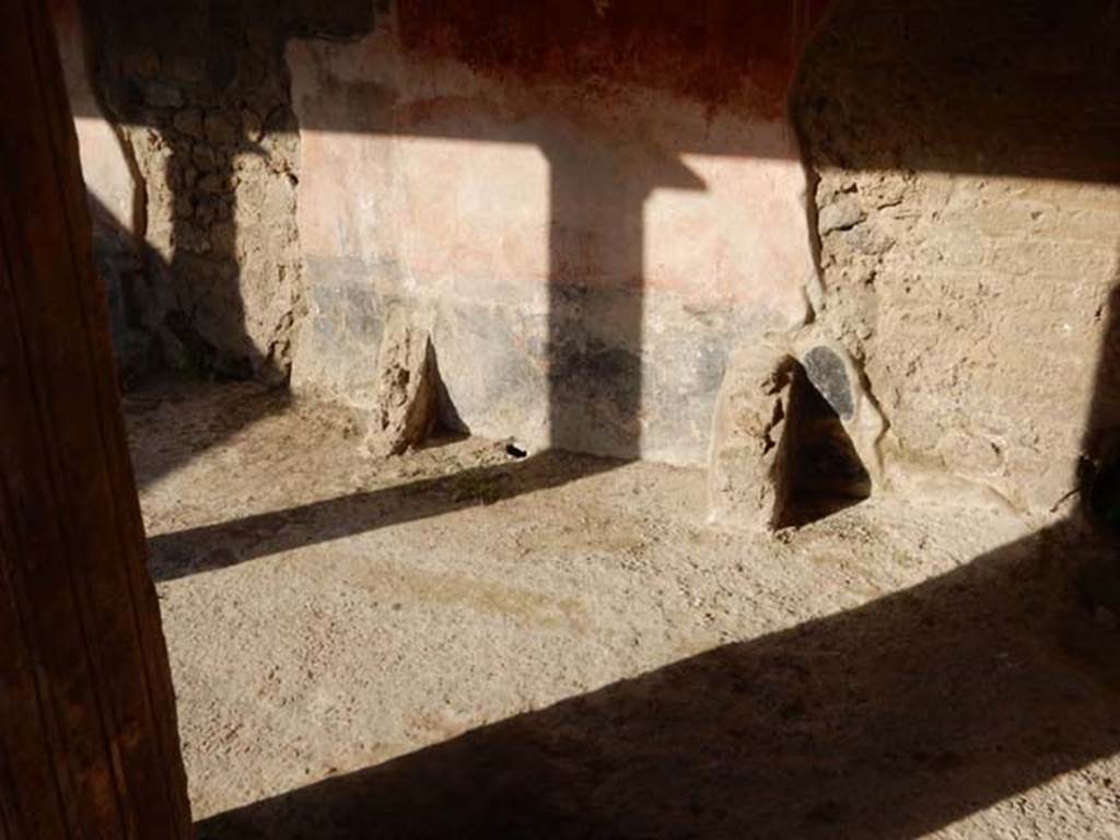 II.4.6 Pompeii. May 2017. East wall.  Photo courtesy of Buzz Ferebee.