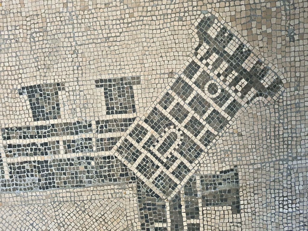 II.4.6 Pompeii. June 2024. Detail of corner of border edging of mosaic in atrium, now in room CXXXII (132). 
On display in Naples Archaeological Museum. Photo courtesy of Giuseppe Ciaramella.
