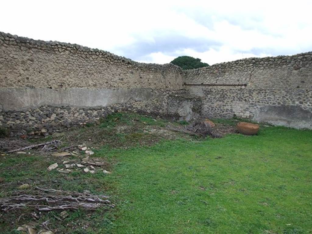 II.4.6 Pompeii.  December 2006.  North east corner of garden