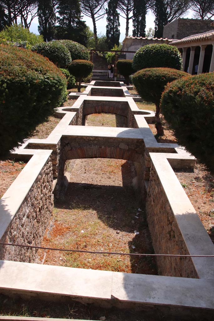 II.4.6 Pompeii. September 2019. Looking south along pool in garden area.
Photo courtesy of Klaus Heese.
