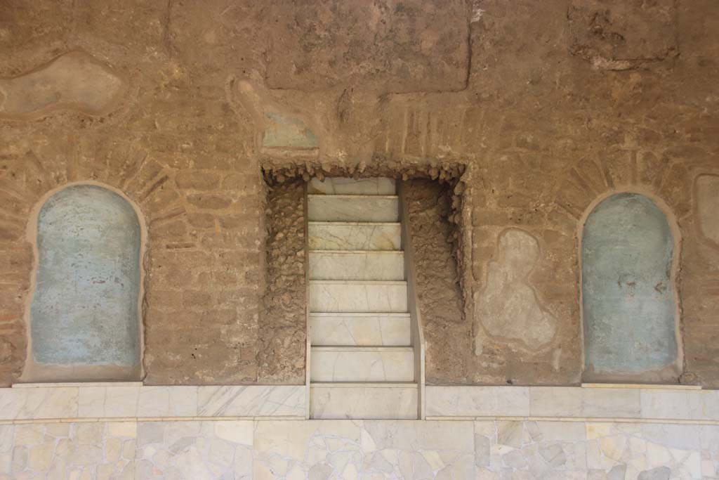 II.4.6 Pompeii. September 2019. Detail of west wall of summer triclinium, with cascade fountain. 
Photo courtesy of Klaus Heese. 

