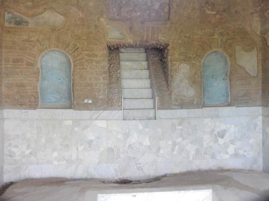 II.4.6 Pompeii. May 2016. Detail of west wall of summer triclinium, with cascade fountain. Photo courtesy of Buzz Ferebee.