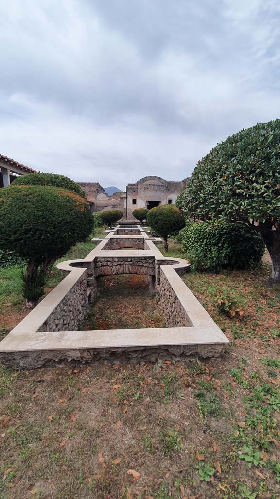 II.4.6 Pompeii. August 2021. Looking north along pool in garden area.
Foto Annette Haug, ERC Grant 681269 DÉCOR.

