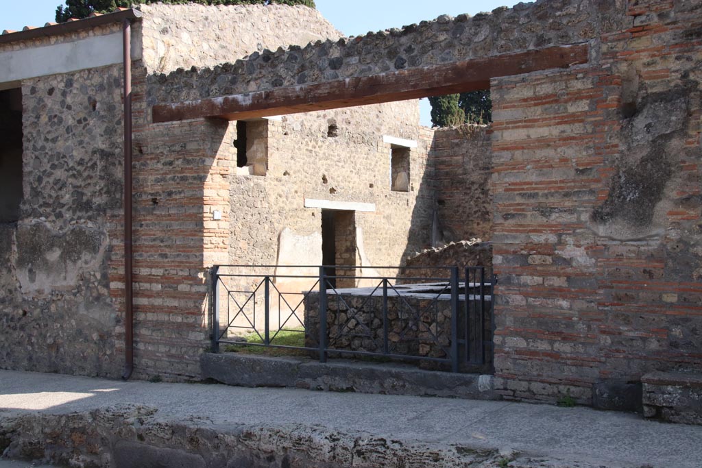 II.4.7 Pompeii. October 2023. 
Looking towards entrance doorway on south side of Via dell’Abbondanza. Photo courtesy of Klaus Heese.
