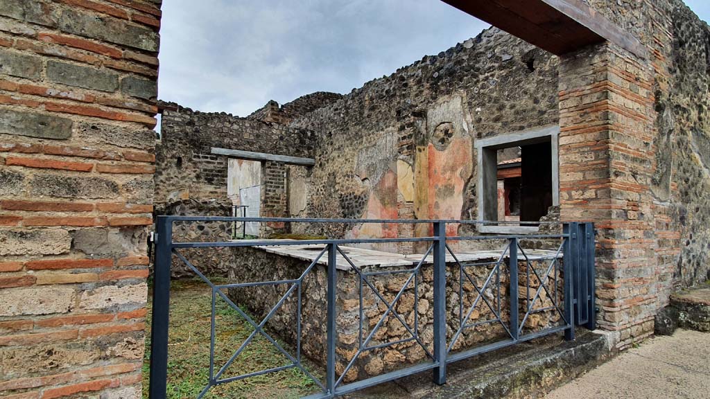 II.4.7 Pompeii. July 2021. Looking south-west across bar-room from entrance on Via dell’Abbondanza.
Foto Annette Haug, ERC Grant 681269 DÉCOR.
