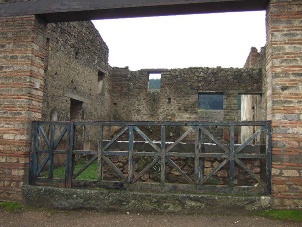 II.4.7 Pompeii. December 2005. Thermopolium entrance.