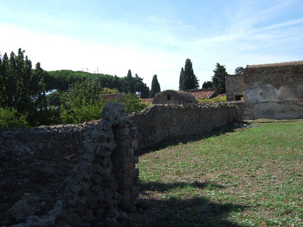 II.4.8 Pompeii.  September 2005.  Garden, looking south west from II.4.8.