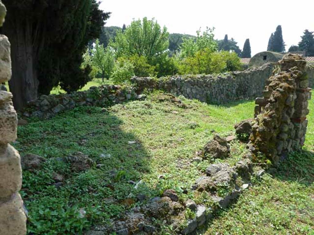 II.4.8 Pompeii. May 2010.Small room or stall on south side of entrance. Looking south-west.