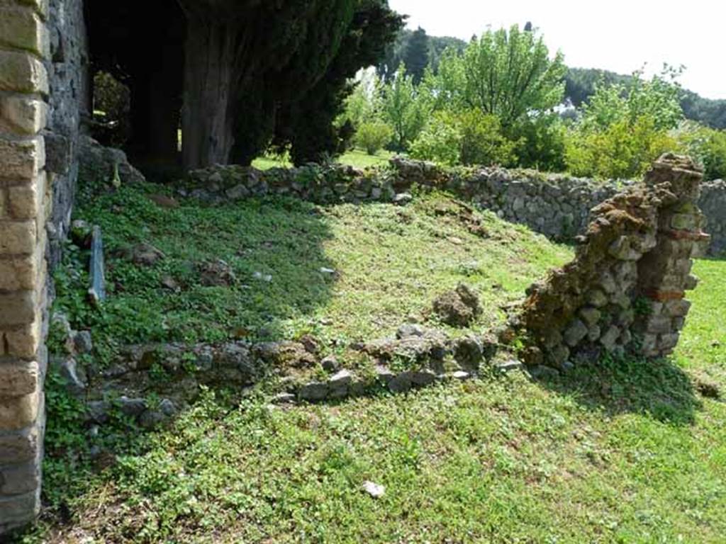 II.4.8 Pompeii. May 2010. Small room or stall on south side of entrance. Looking south.