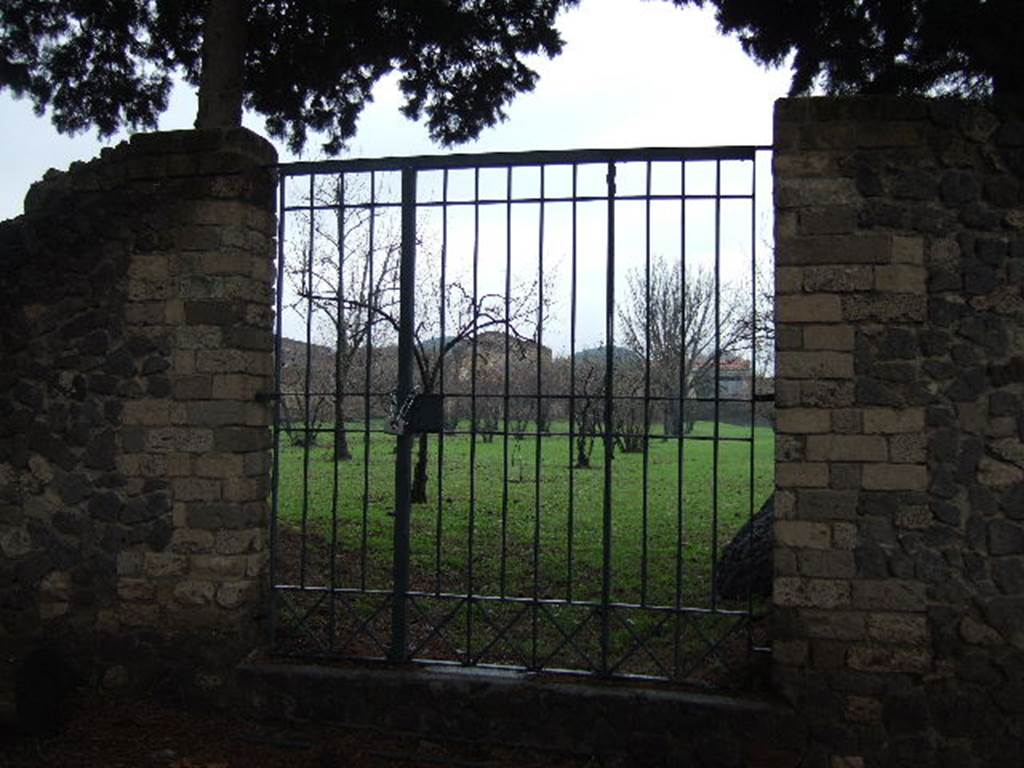 II.4.9 Pompeii. December 2005. Garden entrance, looking north across garden area.