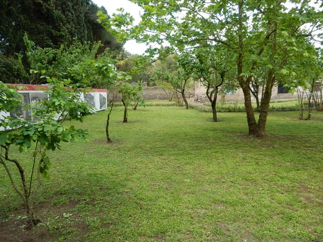 II.4.9 Pompeii.   December 2005.  Garden. Looking west.