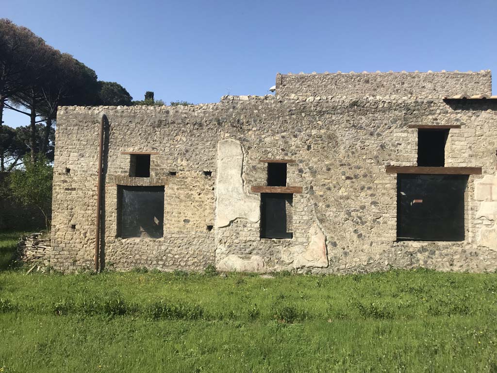 II.4.9 Pompeii. May 2016. Doorway in south wall of garden area, leading to II.4.6 and II.4.10. Looking north. Photo courtesy of Buzz Ferebee.
