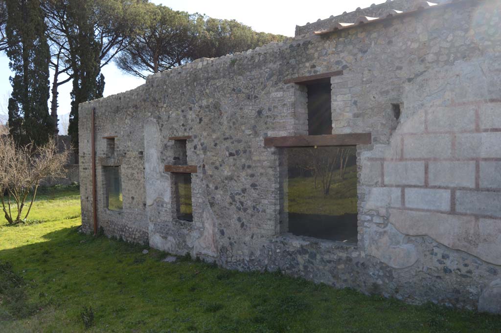 II.4.10 Pompeii. March 2019. Looking south along exterior façade with windows from two bedrooms, and tablinum on right.
Foto Taylor Lauritsen, ERC Grant 681269 DÉCOR.
