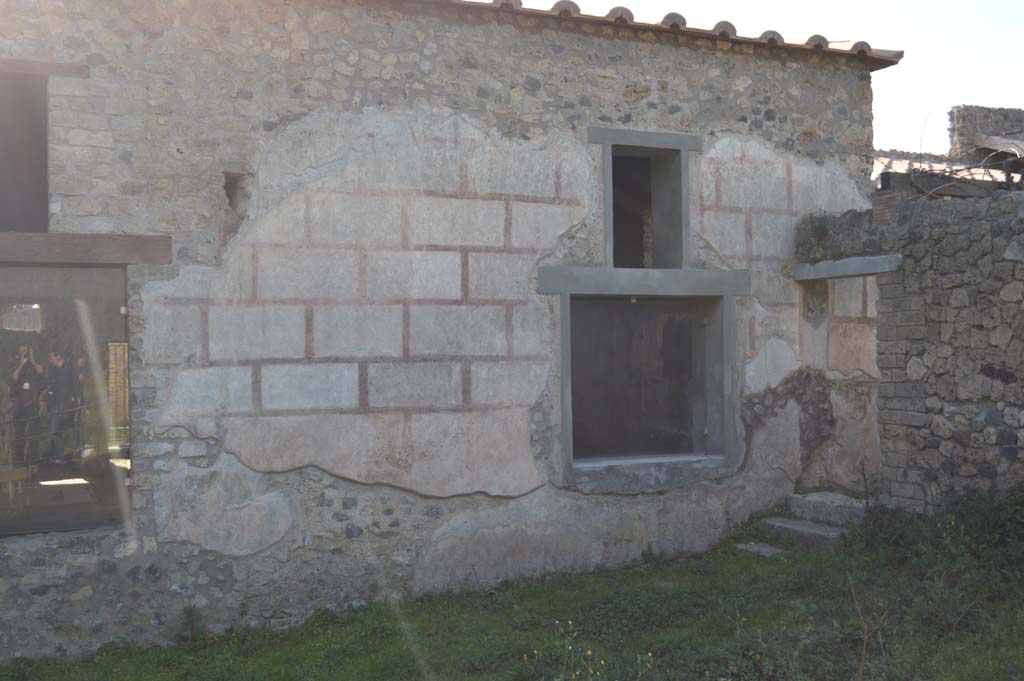 II.4.10 Pompeii. March 2019. 
Looking west towards exterior façade with window to the tablinum, on left, and biclinium, on right. 
The steps and doorway leads into the garden area and west portico.
Foto Taylor Lauritsen, ERC Grant 681269 DÉCOR.


