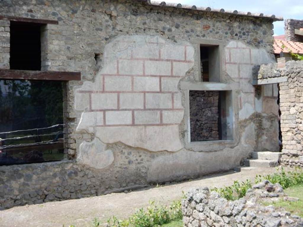 II.4.10 Pompeii. May 2016. Looking west towards exterior façade with windows to the tablinum, on left, and biclinium, on right. Photo courtesy of Buzz Ferebee.
