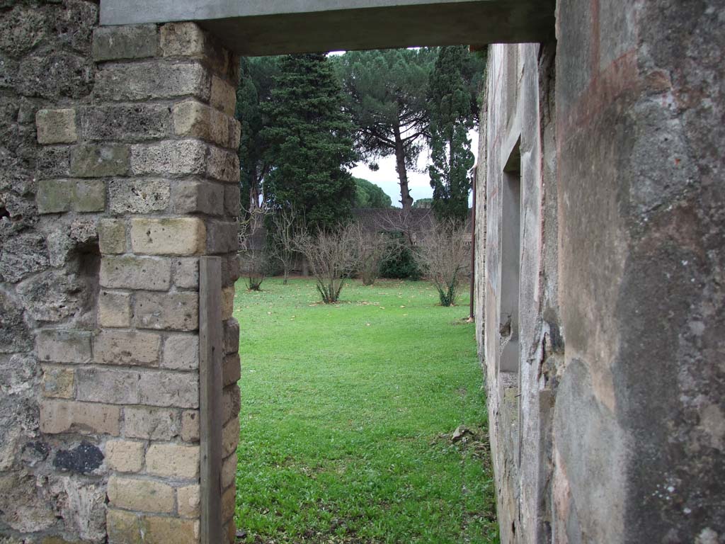 II.4.10 Pompeii. December 2006. Looking south into garden at rear of 11.4.6 and side wall of II.4.10 to right.