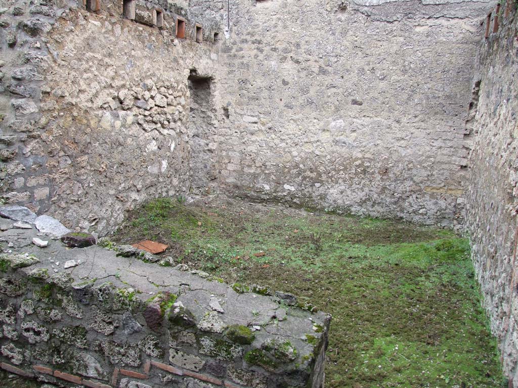 II.4.6 Pompeii. December 2006. Looking east.
Room to south of doorway at II.4.12, on west side of portico at north end, possibly with apartments to let, above.
