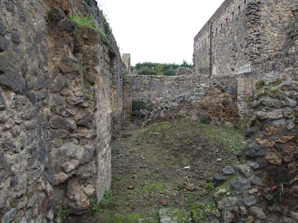 II.4.12 Pompeii. December 2006. Looking north across room near doorway.