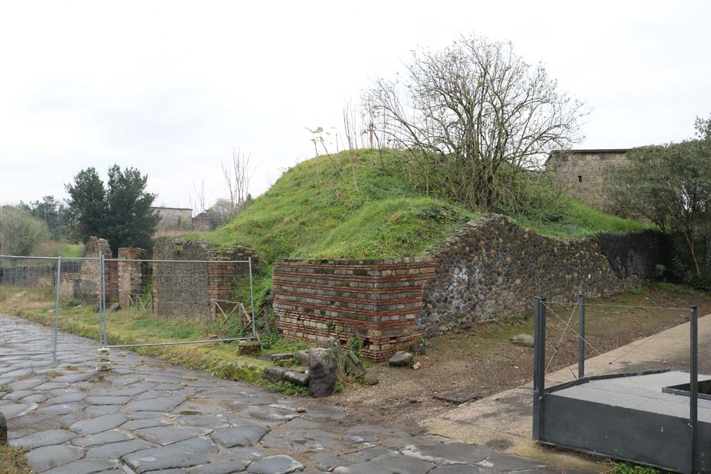 II.5.1 Pompeii, in centre. December 2018. 
Looking east from junction with Vicolo del Anfiteatro, towards entrance doorways of II.5.4, on left, towards II.5.1.
Photo courtesy of Aude Durand.
