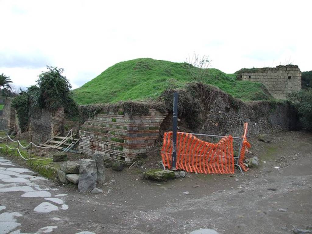 II.5.1 Pompeii. December 2006. Shop on Via dellAbbondanza, in north-west corner of the insula. Looking south-east from end of Vicolo dellAnfiteatro.
