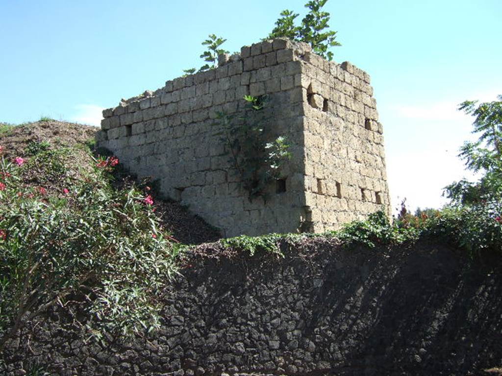 II.5.1 Pompeii.  September 2005. Taken from Vicolo dellAnfiteatro between II.5 and II.4


 
