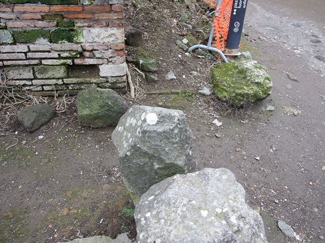 II.5.1 Pompeii. December 2006. Looking south from Via dellAbbondanza, at west end of II.5.
The area to the right of the brick wall, where the modern sign post is now, was the site of pilaster of the gate that closed the Vicolo between II.5 and II.4 on the Via dell Abbondanza.  This was not restored after the bomb damage of 1943.  


