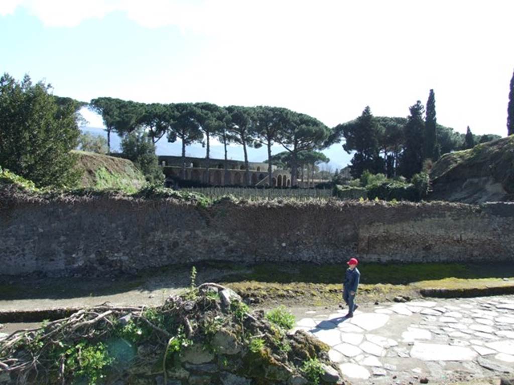 II.5.3 Pompeii.  March 2009. Looking south towards wall on Via dell’Abbondanza, and blocked doorway of II.5.4 in wall.