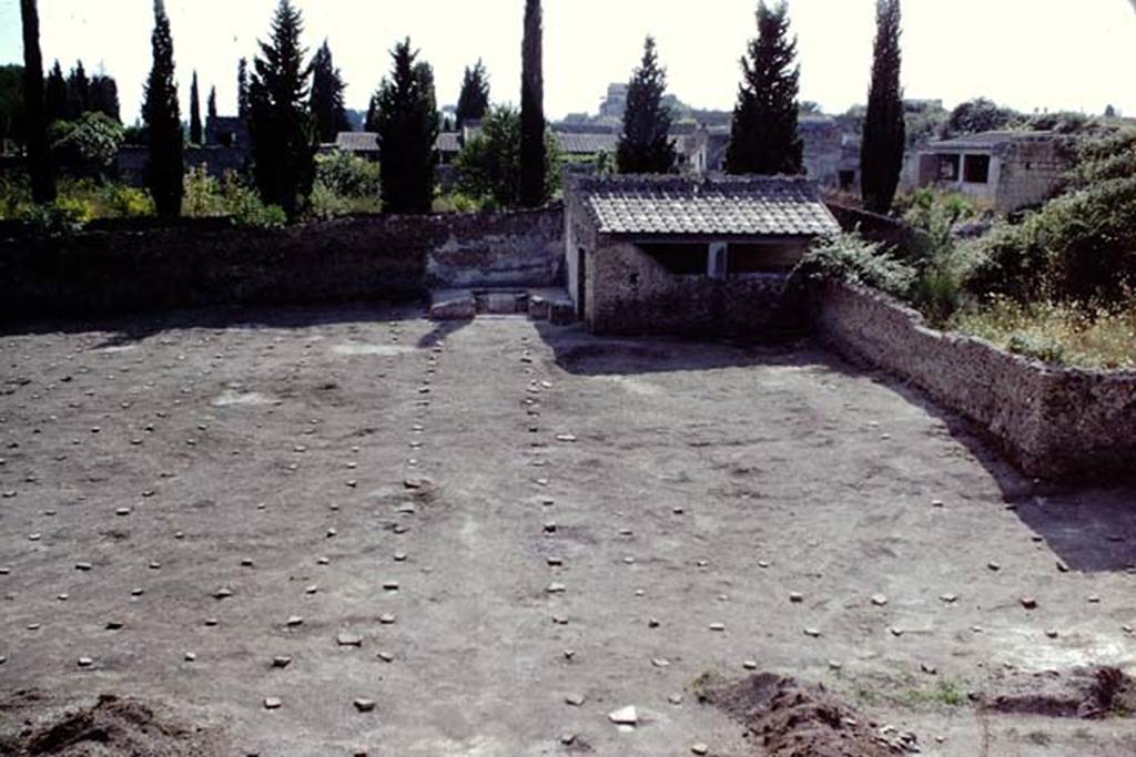 ll.5 Pompeii, 1968. Looking west.  Photo by Stanley A. Jashemski.
Source: The Wilhelmina and Stanley A. Jashemski archive in the University of Maryland Library, Special Collections (See collection page) and made available under the Creative Commons Attribution-Non Commercial License v.4. See Licence and use details.
J68f1905
