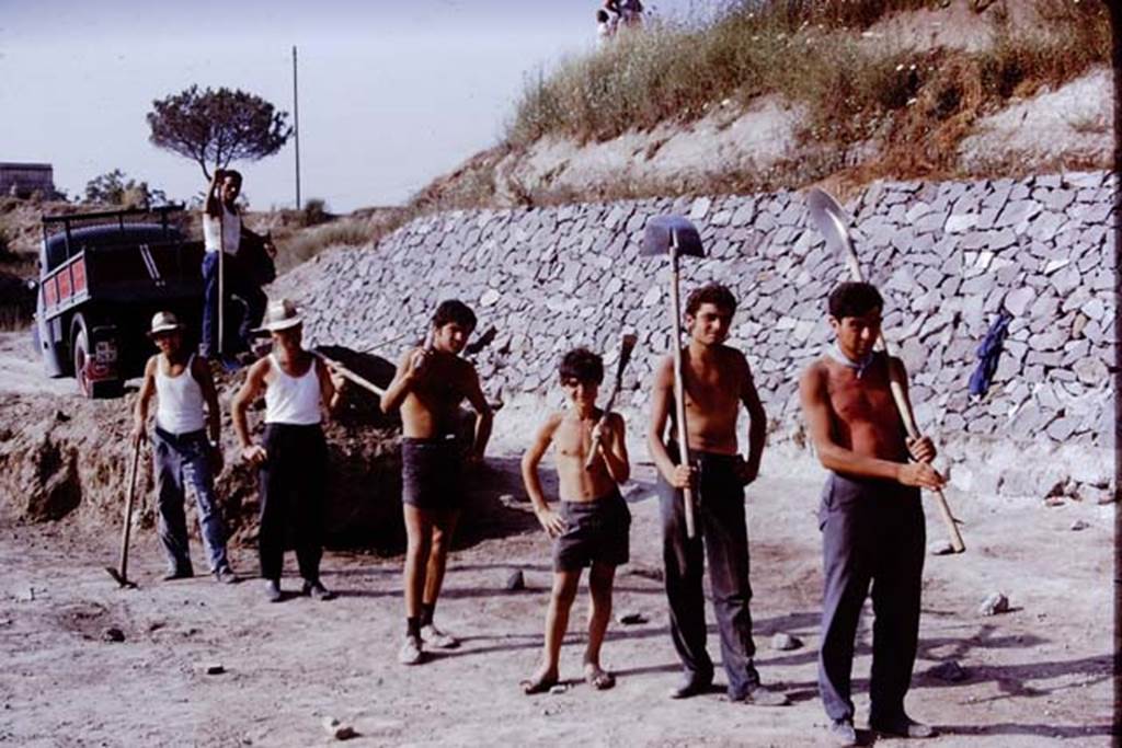 II.5 Pompeii. 1970.  Posing for a photograph at the end of a day.  Photo by Stanley A. Jashemski.
Source: The Wilhelmina and Stanley A. Jashemski archive in the University of Maryland Library, Special Collections (See collection page) and made available under the Creative Commons Attribution-Non Commercial License v.4. See Licence and use details.
J70f0560
