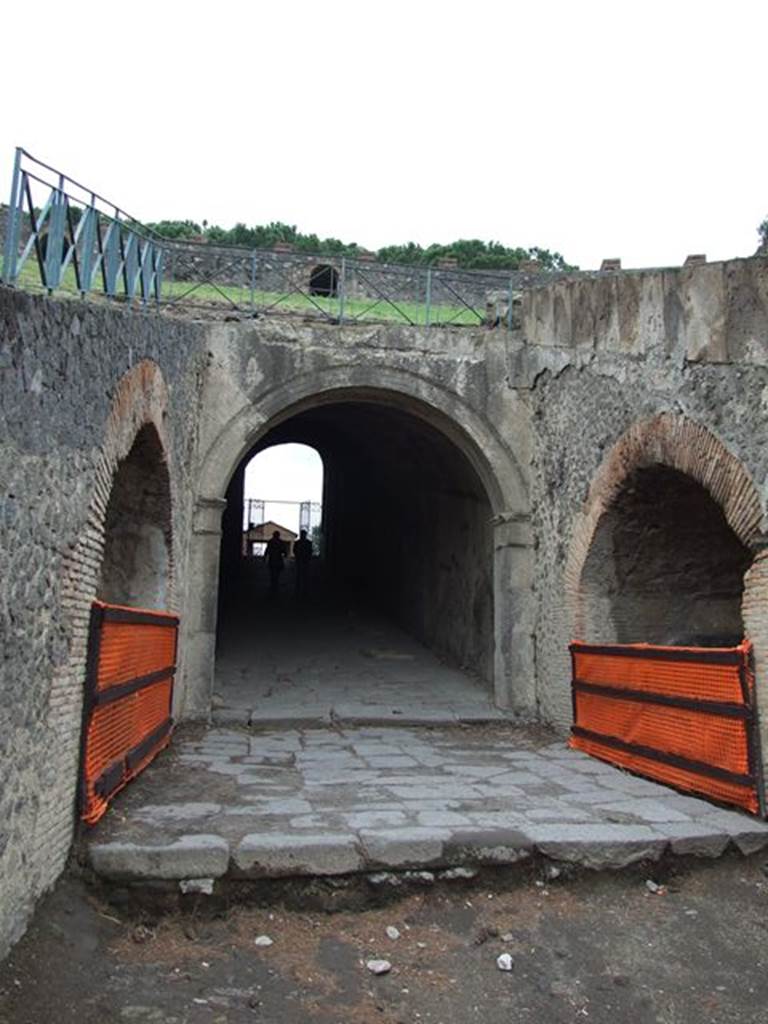 II.6 Pompeii. December 2006. Looking through the north entrance corridor. The portico entrance of II.5.5 can be seen in the distance.