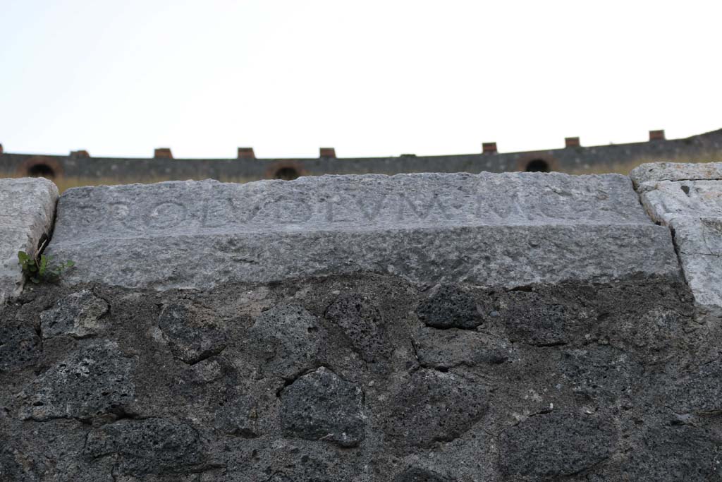 II.6 Pompeii. July 2021. (Continuation of ) Inscription carved on rim of inner wall of the arena of the amphitheatre.
Foto Annette Haug, ERC Grant 681269 DÉCOR.
