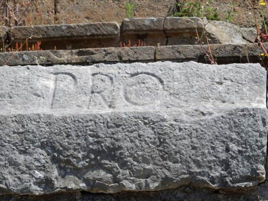 II.6 Pompeii. April 2022. Inscription carved on rim of inner wall of the arena of the amphitheatre -
Inscription LVD LV CVN, part of CIL X 854.
Photo courtesy of Giuseppe Ciaramella.
