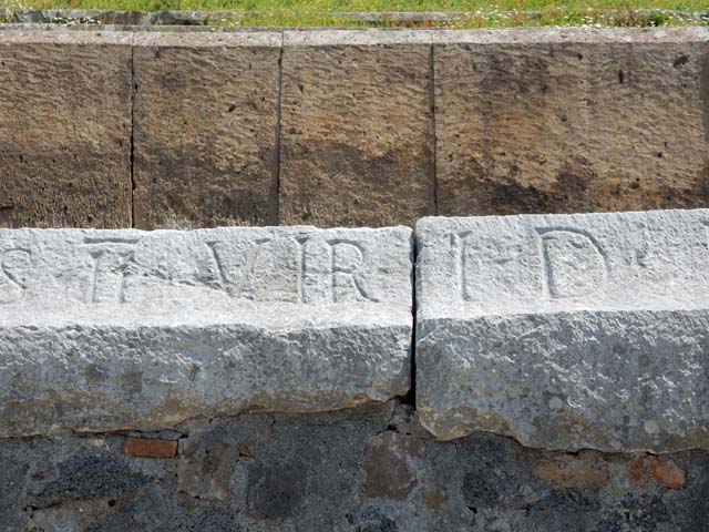 II.6 Pompeii. May 2016. Inscription carved on rim of inner wall of the arena of the Amphitheatre.
Inscription II VIR I D, part of CIL X 855. Photo courtesy of Buzz Ferebee.
