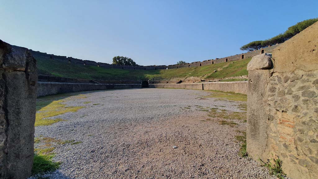 II.6 Pompeii. July 2021. Looking south from north end of arena.
Foto Annette Haug, ERC Grant 681269 DÉCOR.

