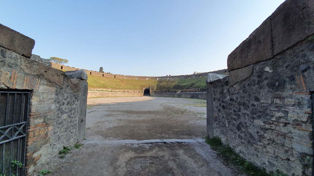 II.6 Pompeii. July 2021. Looking south towards arena from north side entrance corridor.
Foto Annette Haug, ERC Grant 681269 DÉCOR.
