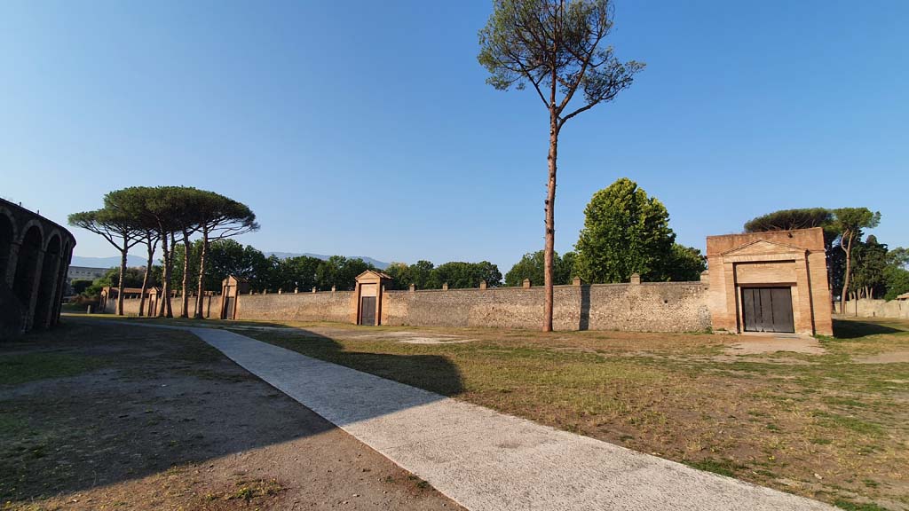 II.7.5 Pompeii. Palaestra. July 2021. Looking south-west across Piazzale Anfiteatro, towards entrance doorways with II.7.5, on right.
Foto Annette Haug, ERC Grant 681269 DÉCOR.
