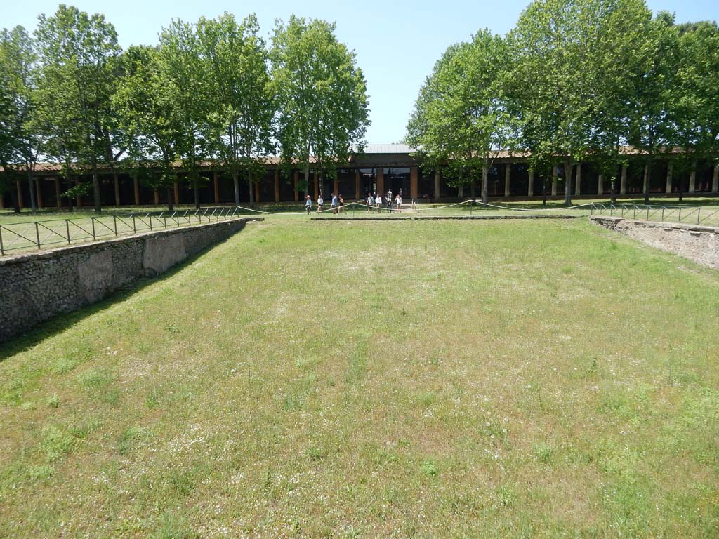 II.7.9 Pompeii. June 2019. Looking west across pool towards entrance, in centre. Photo courtesy of Buzz Ferebee.