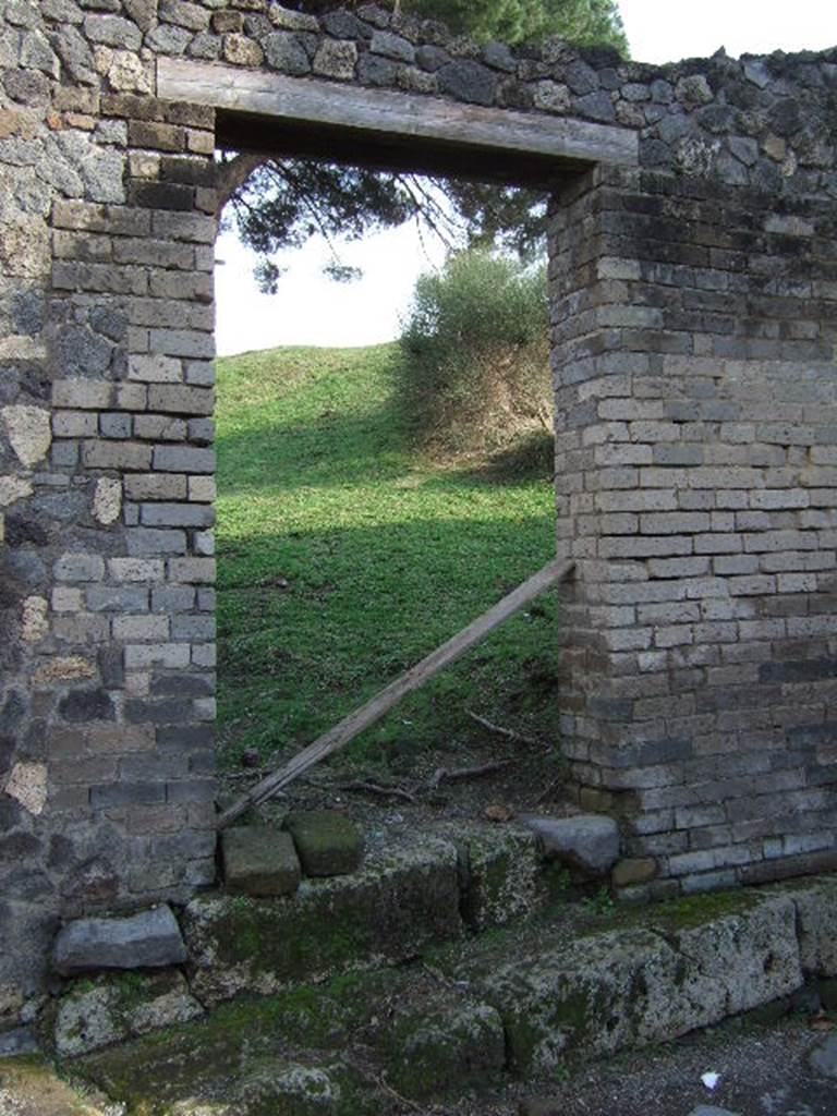 Extra unnumbered entrance between II.8.1 and Nocera Gate. December 2007.