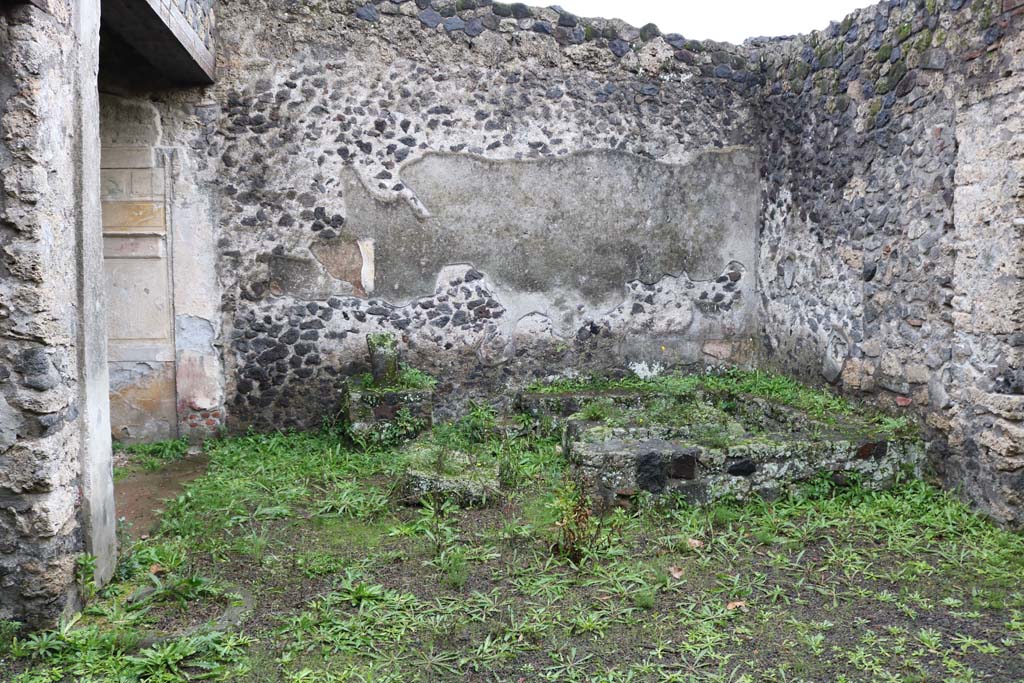 II.8.5 Pompeii. December 2018. 
Looking south across atrium area, with three-sided stone bench and table in south-west corner of atrium area. Photo courtesy of Aude Durand.

