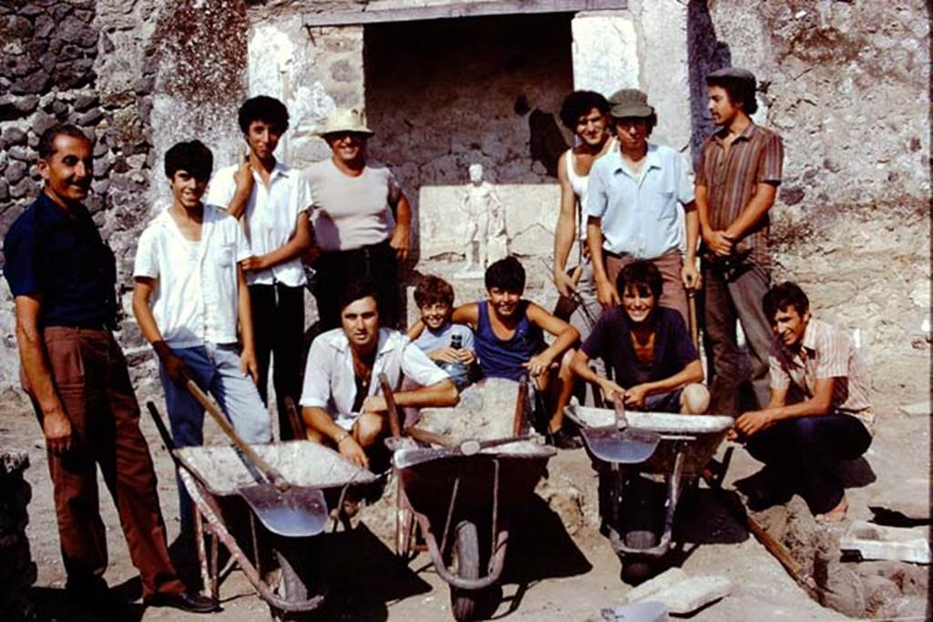 II.8.6 Pompeii, 1973. Wilhelminas workers having their photo taken near the lararium with the statue of Hercules. Photo by Stanley A. Jashemski. 
Source: The Wilhelmina and Stanley A. Jashemski archive in the University of Maryland Library, Special Collections (See collection page) and made available under the Creative Commons Attribution-Non Commercial License v.4. See Licence and use details. J73f0619
