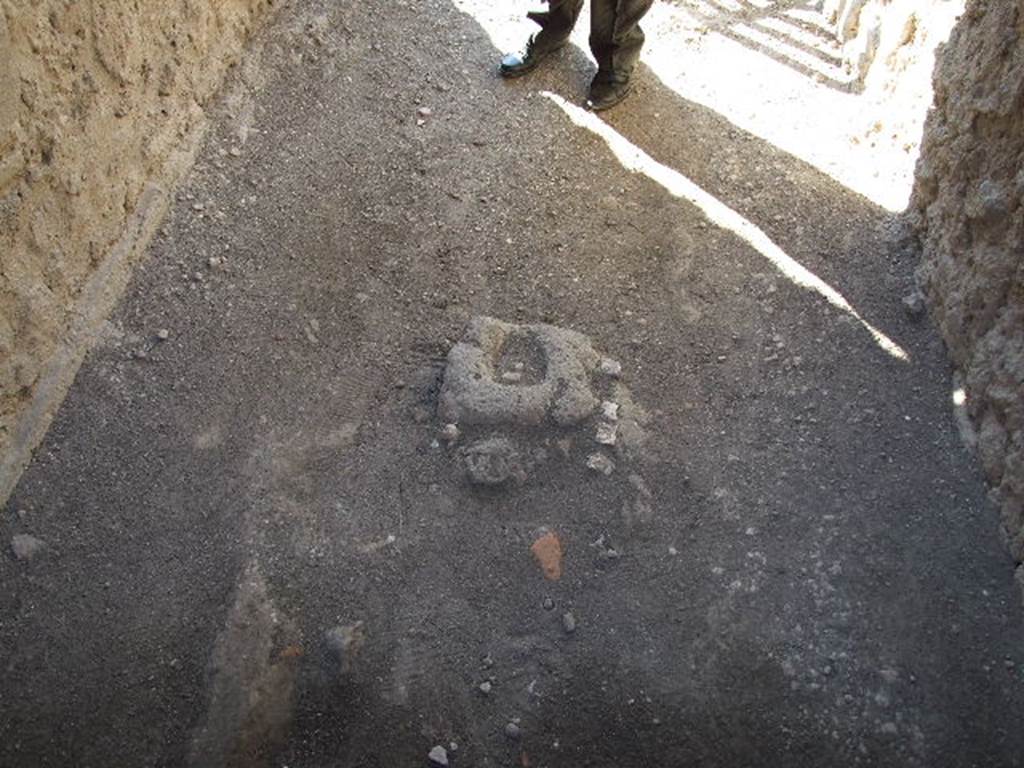 II.8.6 Pompeii. December 2006. Door stop in vestibule. Whereas the owner of the House of the Faun welcomed his guests with the word “Have” written on his house threshold, the owner of this house, probably a merchant, received them with the warning mosaic embedded in the floor “Cras credo”.
See Stefani, G, curatore, 2005. Cibi e Sapori a Pompei e dintorni. Pompei: edizione Flavius. (p.48)
According to Bragantini, the inscription was delineated in white tesserae on the floor
See Bragantini, de Vos, Badoni, 1981. Pitture e Pavimenti di Pompei, Parte 1. Rome: ICCD. (p.243)
