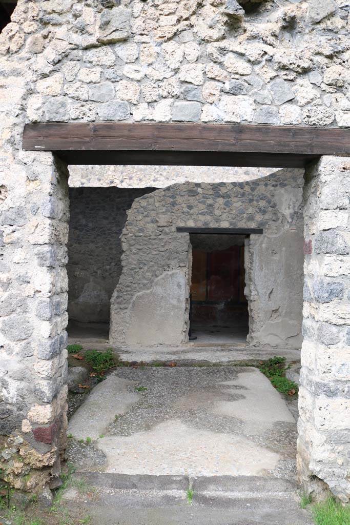 II.8.6 Pompeii. December 2018. 
Looking north from doorway from garden into viridarium with well. Photo courtesy of Aude Durand.

