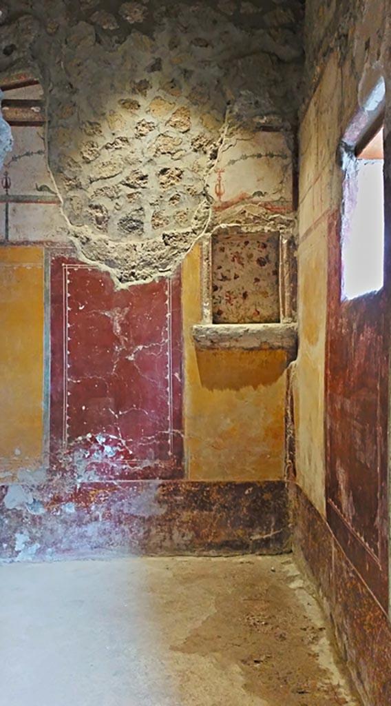 II.9.4 Pompeii. 2017/2018/2019.
Room 6, floral lararium on north wall at east end of cubiculum. Photo courtesy of Giuseppe Ciaramella.
