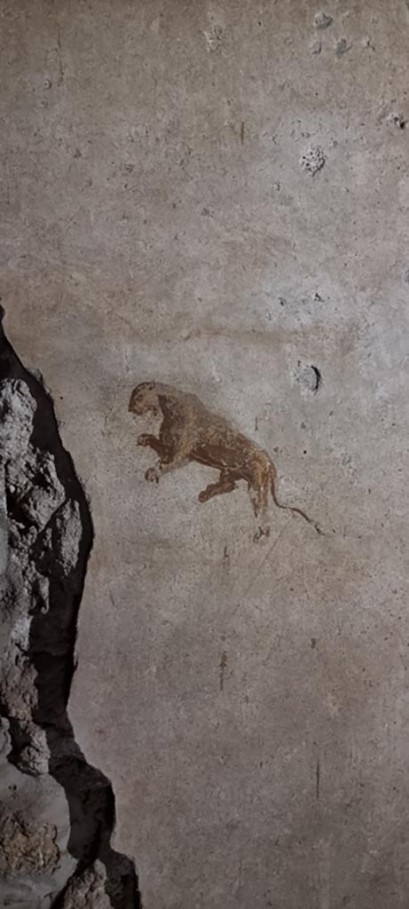 II.9.4 Pompeii. December 2018. Room 4, detail of deer from centre of panel on east wall at south end.Photo courtesy of Aude Durand.