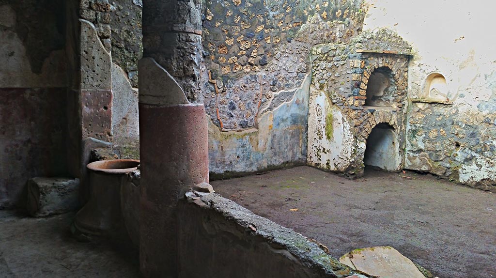 II.9.5 Pompeii, 2017/2018/2019. 
Peristyle 6, looking towards west wall with household shrine and niche, on right. Photo courtesy of Giuseppe Ciaramella.
