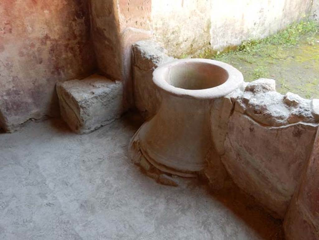 II.9.5 Pompeii, May 2018. Peristyle 6, looking west towards south-west corner with cistern-mouth. Photo courtesy of Buzz Ferebee.