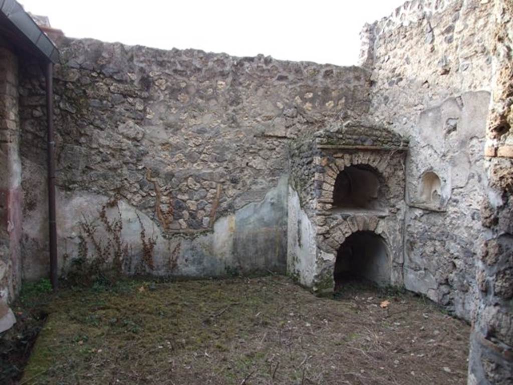 II.9.5 Casa del Triclinio all’ aperto.  December 2007.  Room 6.  Peristyle at rear of property.  Household shrine or Lararium? and niche.