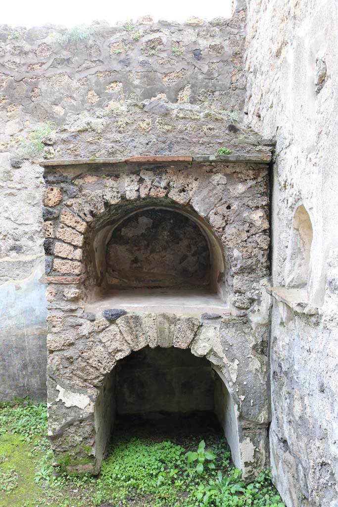 II.9.5 Pompeii, May 2018. 
Peristyle 6, looking west towards household shrine/lararium, and niche in north wall. 
Photo courtesy of Aude Durand.

