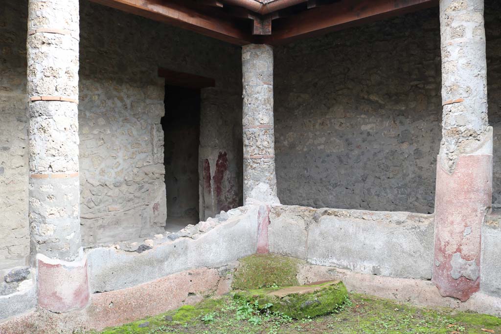 II.9.5 Pompeii, December 2018. Looking south-east across peristyle. Photo courtesy of Aude Durand.