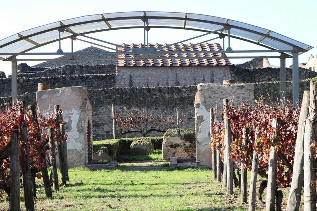 11.9.7 Pompeii. December 2018. Looking west towards the two fountains and the triclinium. Photo courtesy of Aude Durand.